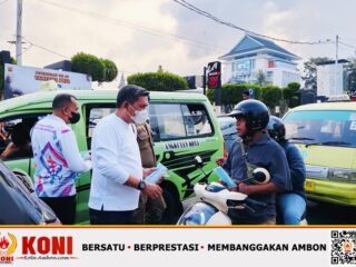 HUT ke-88 KONI, Pengurus KONI Ambon Bagikan Ribuan Masker di Tengah Kabut Asap